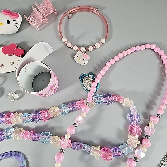 Hello Kitty Jewelry Lot in Hello Kitty Plastic Container Vintage About 18 Pieces - Picture 4 of 8